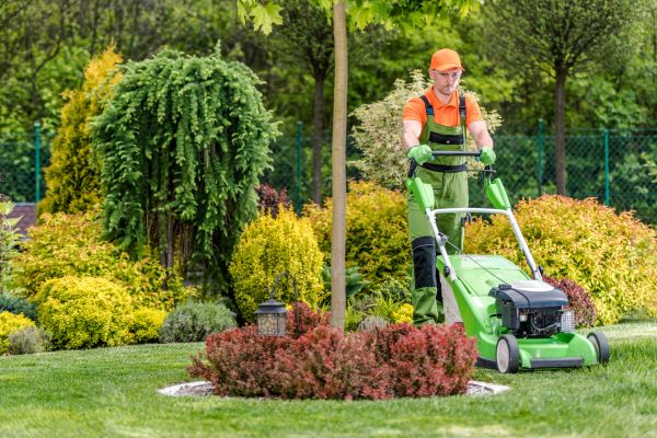 Weekly Lawn Maintenance in South Jordan